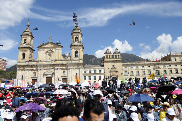 "No todo en la vida es trabajar": Petro defendió la idea de reducir la edad para pensionarse Este jueves el presidente Gustavo Petro habló en la Plaza de Bolívar luego de las manifestaciones a favor de su gobierno, en donde se vieron unas 8 mil personas según reportes del PMU en Bogotá, pero también con participación en otras ciudades como Cali, Medellín, Bucaramanga y Barranquilla.