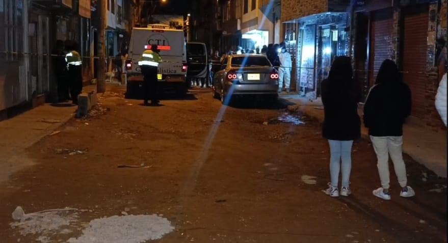 Noche de bala deja un hombre muerto y una mujer herida en Soacha El hombre, víctima fatal del ataque a bala, se encontraba junto a su pareja sentimental, quien también resultó herida. Los hechos ocurrieron en el barrio Danubio del municipio de Soacha.