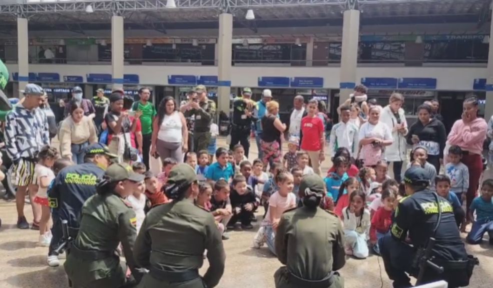 Policía alegró el día de mil niños que se encuentran esperando en el Terminal del Salitre En una jornada llena de alegría y color, la Policía de Infancia y Adolescencia llevó a cabo una actividad recreativa en el Terminal del Salitre, beneficiando a cerca de mil niños que esperan ansiosos por viajar.