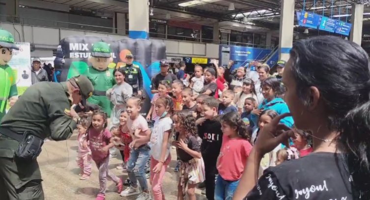 Policía alegró el día de mil niños que se encuentran esperando en el Terminal del Salitre En una jornada llena de alegría y color, la Policía de Infancia y Adolescencia llevó a cabo una actividad recreativa en el Terminal del Salitre, beneficiando a cerca de mil niños que esperan ansiosos por viajar.