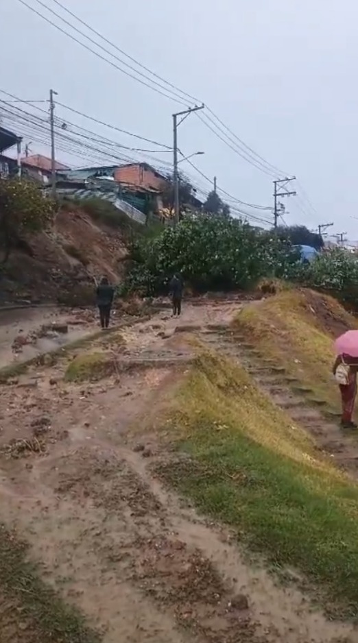 Más de 30 viviendas han resultado afectadas por las fuertes lluvias en Ciudad Bolívar Según los reportes oficiales, se han registrado deslizamientos de tierra en los sectores de Potosí, Alpes, Altamira, República de Canadá, Bella Flor y Villas del Progreso, mientras que en Santa Viviana, Caracolí y Lucero se presentan graves encharcamientos. Hasta el momento, 30 viviendas han resultado afectadas por estos eventos climáticos.