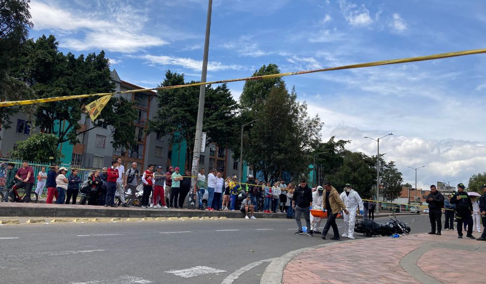 Presunto ladrón que murió en Kennedy tenía 26 años: esta es su identidad Un llanto desgarrador fue lo que se escuchó ayer en la mañana cuando una madre llegó a ver a su hijo sin signos vitales que yacía tendido en vía pública del barrio Nuevo Techo de la localidad de Kennedy. “Yo escuché como cuatro tiros y cuando vimos era que el de la moto estaba en el suelo y el que lo acompañaba huyó del sitio, todo fue muy confuso, pero dicen que eran ladrones”, señaló ayer una vecina del sector.