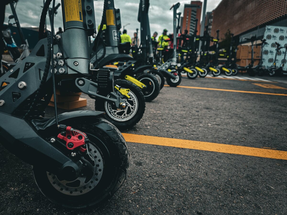 Recuperan 74 patinetas eléctricas que habían sido hurtadas en Barrios Unidos La Policía Metropolitana de Bogotá logró la recuperación de 74 patinetas eléctricas que habían sido robadas el pasado 2 de septiembre en un establecimiento comercial de la localidad de Barrios Unidos.