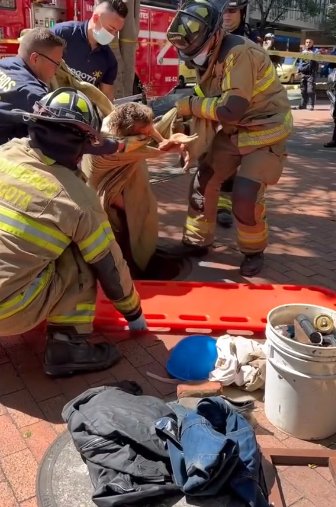 Rescatan a habitante de calle que vive en una alcantarilla de Bogotá: estaba agonizando Todo el proceso de rescate de este reconocido habitante de calle quedó documentado. Los Bomberos tuvieron que auxiliarlo.