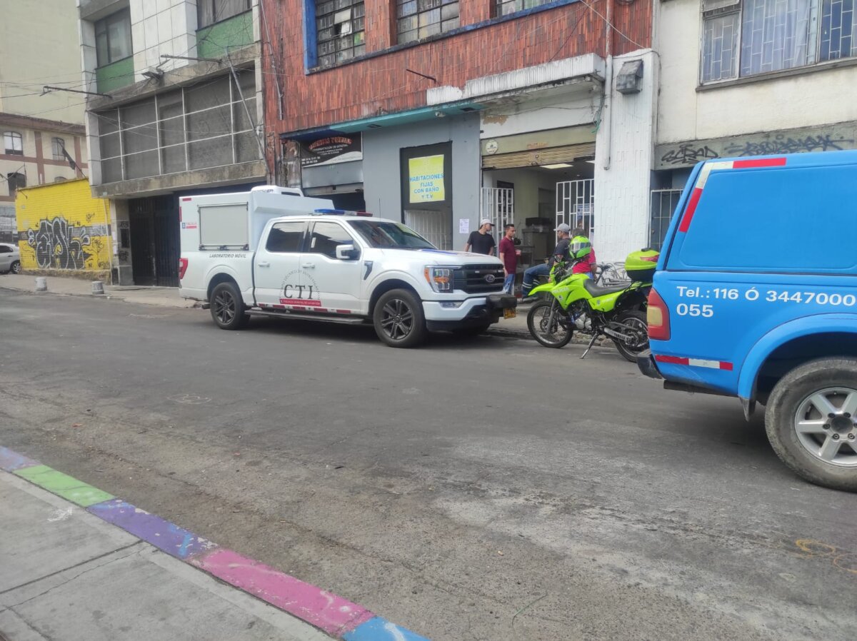 Revelan detalles de la muerte de una mujer en un pagadiario: tenía heridas de arma cortopunzante Las autoridades buscan al hombre responsable de este atroz crimen. Se presume que la víctima tendría 20 años de edad.