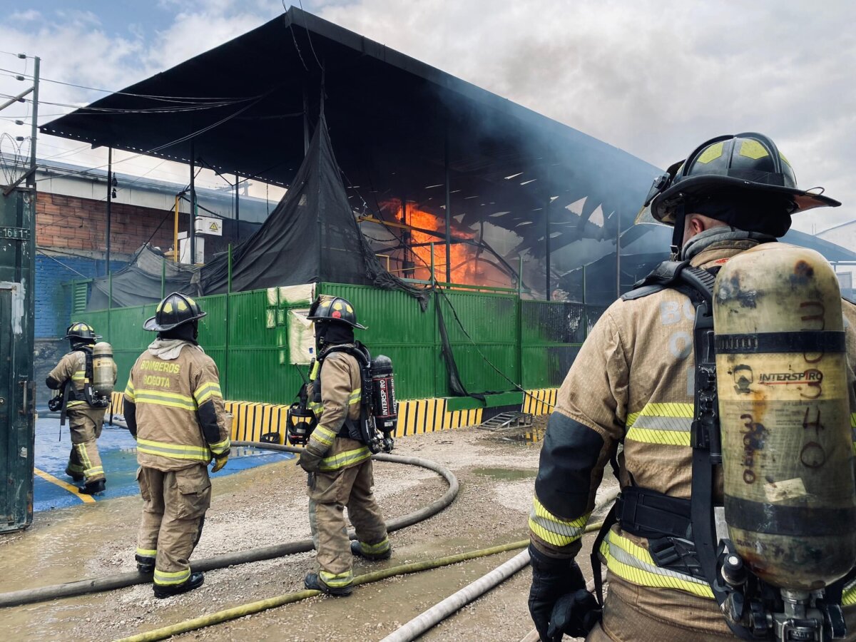 Se presenta fuerte incendio en una bodega de Fontibón A esta hora el Cuerpo de Bomberos de Bogotá controla un fuerte incendio en la localidad de Fontibón.