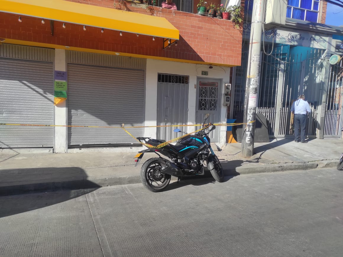 Sicariato en pizzería de Suba dejó a un hombre muerto Las detonaciones de un arma de fuego resonaron ayer en una de las calles del barrio Rincón, en la localidad de Suba. El fuerte sonido alertó a los residentes y trabajadores de la zona, quienes rápidamente se acercaron para averiguar qué había ocurrido en un local de comidas rápidas, donde encontraron a un joven gravemente herido.