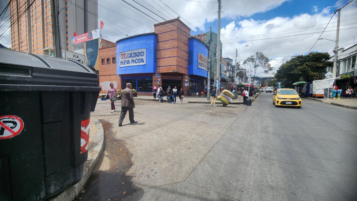 Sicario acabó con la vida de Sonia, reconocida vendedora de frutas de San Cristóbal Los residentes del barrio 20 de Julio, en la localidad de San Cristóbal, estaban consternados ayer tras el vil crimen que se perpetró horas antes en una de las calles del sector.