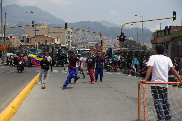 Siguen bloqueos en varias ciudades por paro nacional de camioneros Fenalco Bogotá Cundinamarca expresó su preocupación por el impacto económico del paro camionero. Según el gremio, los bloqueos y restricciones en las vías, especialmente en los accesos a la ciudad y municipios cercanos, han reducido las ventas en la capital hasta en un 80%, ya que muchas personas prefieren no salir de sus hogares o apresuran su regreso, disminuyendo la afluencia de clientes en los comercios.