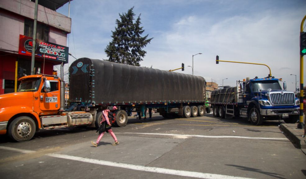 Siguen bloqueos en varias ciudades por paro nacional de camioneros Fenalco Bogotá Cundinamarca expresó su preocupación por el impacto económico del paro camionero. Según el gremio, los bloqueos y restricciones en las vías, especialmente en los accesos a la ciudad y municipios cercanos, han reducido las ventas en la capital hasta en un 80%, ya que muchas personas prefieren no salir de sus hogares o apresuran su regreso, disminuyendo la afluencia de clientes en los comercios.