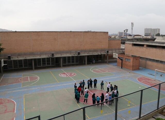 Suspenden clases en colegios públicos de Bogotá por paro de camioneros Ante las manifestaciones y bloqueos que se han registrado en la ciudad desde el pasado lunes, la Secretaría de Educación del Distrito (SED) decidió suspender las clases en todos los colegios públicos de Bogotá para este miércoles 4 de septiembre.