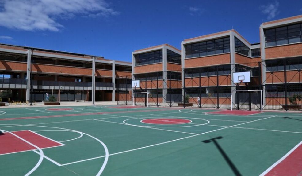 Suspenden clases en las jornadas tarde y noche de los colegios oficiales de Bogotá Esta medida busca garantizar la seguridad de los estudiantes, docentes y de toda la comunidad educativa, afectando a más de 257 mil niñas, niños, jóvenes y adultos.