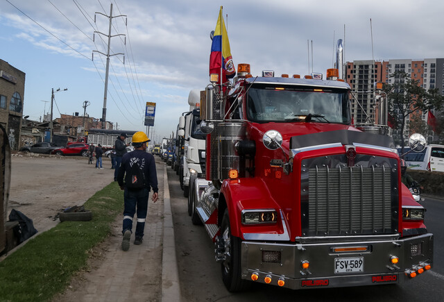 Suspenden diálogo entre Gobierno y transportadores: analizarán peticiones del gremio El encuentro se reanudará a las 5:00 de la tarde. Por el momento, Presidencia y algunos ministros, estudían las peticiones de los transportadores de carga.