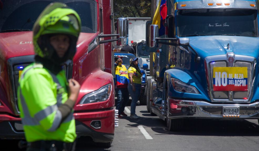 Suspenden diálogo entre Gobierno y transportadores: analizarán peticiones del gremio El encuentro se reanudará a las 5:00 de la tarde. Por el momento, Presidencia y algunos ministros, estudían las peticiones de los transportadores de carga.