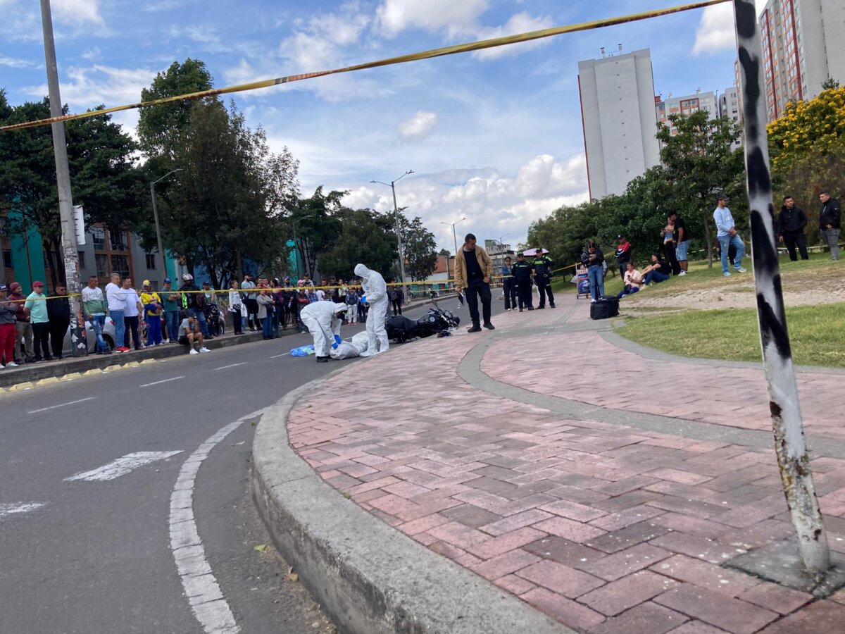 ÚLTIMA HORA: Balean a presunto ladrón en Kennedy Un hombre de 26 años fue baleado en el sector de Nuevo Techo, en la localidad de Kennedy, cuando presuntamente intentaba cometer un hurto.