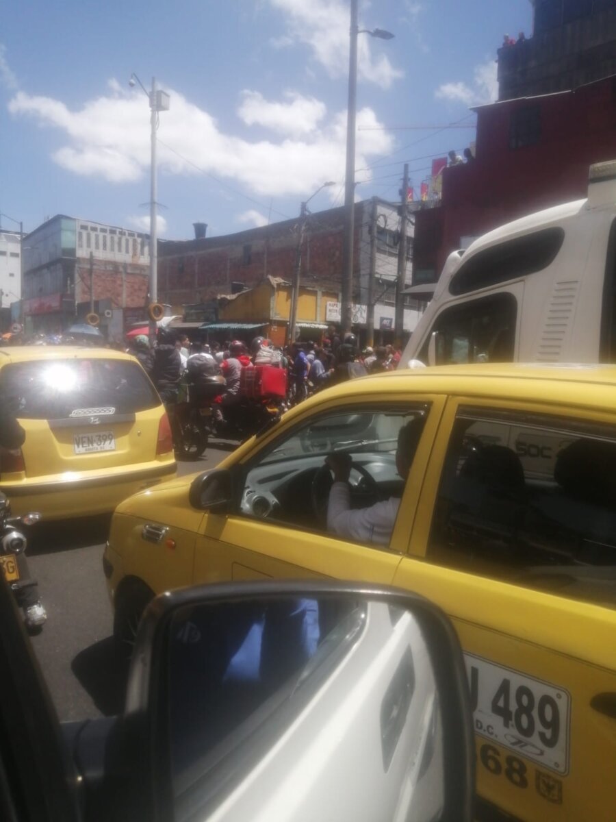 EN VIDEO: Momento exacto en el que se presenta fleteo en la Avenida Primero de Mayo Sobre las 10:42 de la mañana de este miércoles se registró un violento caso de fleteo en la Avenida Primero de Mayo con carrera 29B, al sur de Bogotá. Según información preliminar, dos comerciantes que acababan de retirar una importante suma de dinero de una entidad bancaria fueron interceptados por delincuentes armados, quienes los intimidaron y les robaron un bolso donde llevaban el dinero.