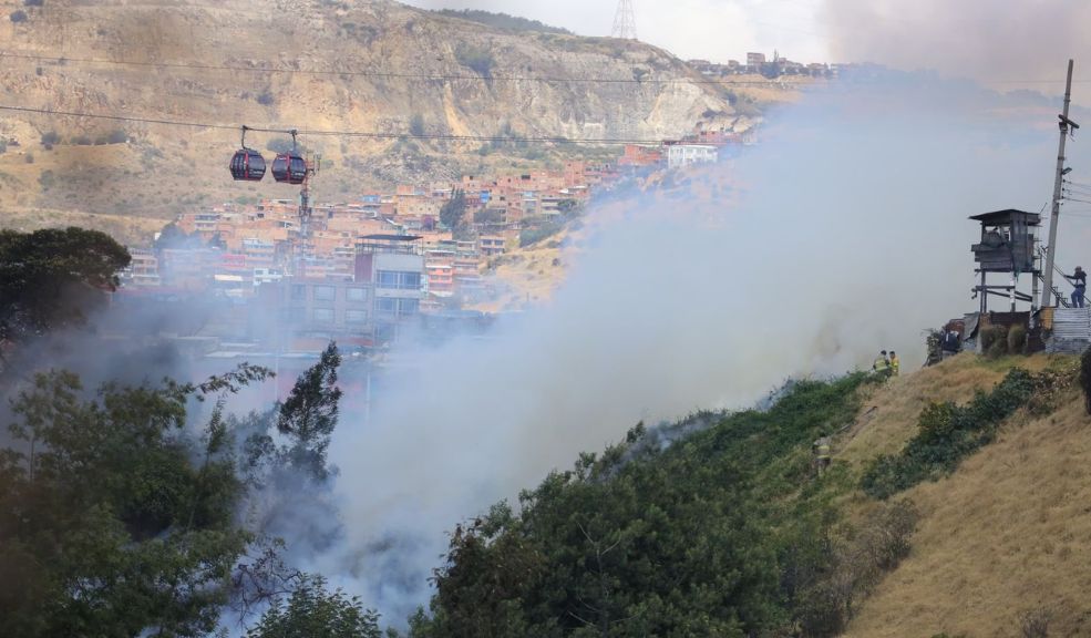 ¡Atención! A esta hora se presenta incendio forestal: el humo alcanza cabinas de TransMicable Los Bomberos Oficiales de Bogotá informaron que se está presentando un incendio forestal en la localidad de Ciudad Bolívar, específicamente en la Carrera 18F con Calle 69D sur. La emergencia está siendo atendida por unidades de la estación Candelaria, y hasta el momento no se han reportado personas lesionadas.