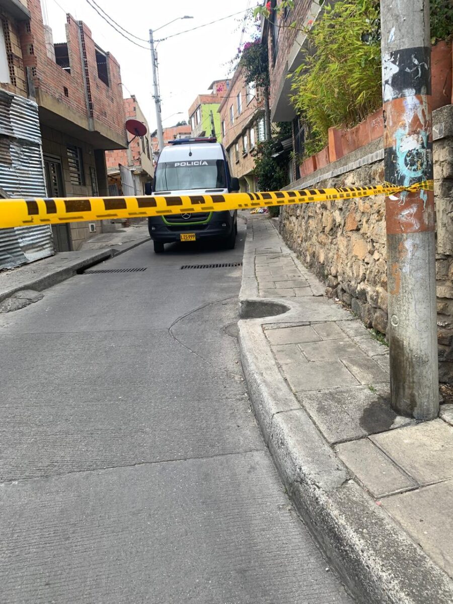 Violento crimen de un joven en Usaquén: lo asesinaron mientras dormía Una calle angosta fue acordonada en horas de la mañana de este lunes, luego que la comunidad reportara el homicidio de un joven en el barrio Cerro Norte (Usaquén). El rostro de los presentes revelaba la angustia y el desconcierto que este hecho violento les generaba, pero en medio de estas personas había familiares de la víctima quienes en medio del llanto mostraban su dolor de esta tragedia que deben afrontar.