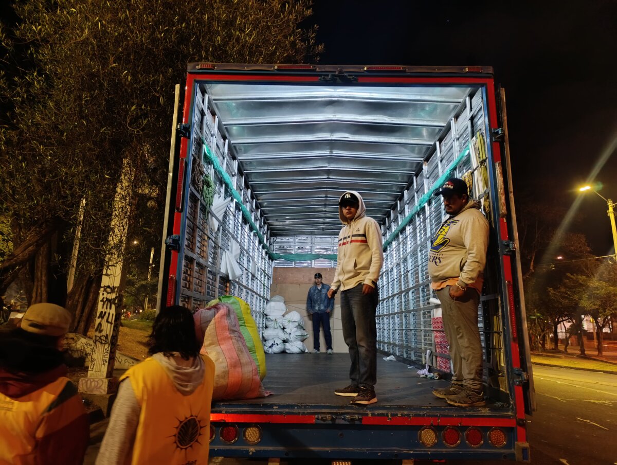 Así avanza el retorno de las familias Emberá asentadas en el Parque Nacional El retorno de las familias Emberá continuará durante el transcurso del día y se espera que la salida del Parque Nacional ocurra al finalizar la tarde, con el fin de que las familias lleguen a Pueblo Rico en la mañana del lunes, 9 de septiembre.