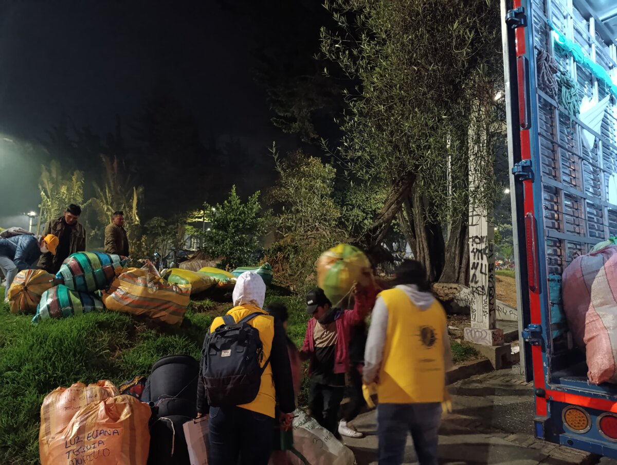 Así avanza el retorno de las familias Emberá asentadas en el Parque Nacional El retorno de las familias Emberá continuará durante el transcurso del día y se espera que la salida del Parque Nacional ocurra al finalizar la tarde, con el fin de que las familias lleguen a Pueblo Rico en la mañana del lunes, 9 de septiembre.