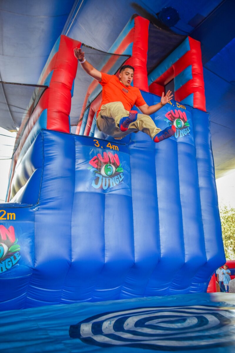 Llega a Bogotá el parque inflable más grande del mundo Del 27 al 29 de septiembre de 2024, el centro comercial Mallplaza NQS será el epicentro de esta experiencia familiar única, con más de 3.000 metros cuadrados y más de 30 atracciones tanto mecánicas como inflables, diseñadas para públicos de todas las edades.