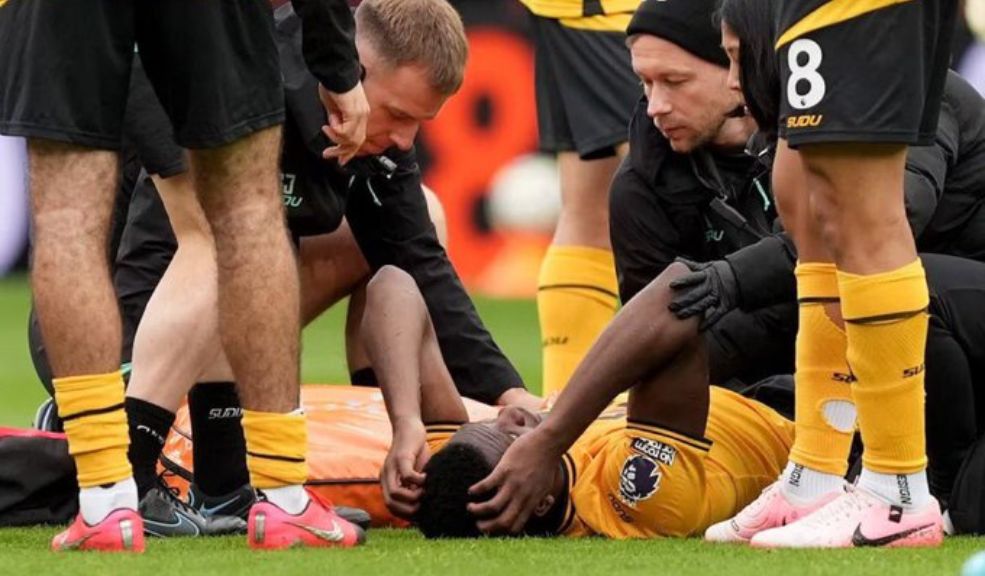 Yerson Mosquera se retira de la Selección Colombia por grave lesión El Wolverhampton, su equipo en la Premier League, anunció que Yerson Mosquera presenta lesiones en el ligamento colateral medial y el ligamento cruzado anterior, lo que le exigirá someterse a una cirugía en las próximas semanas.