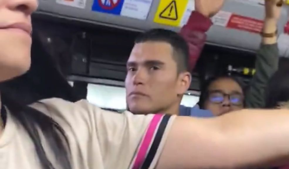 EN VIDEO: Pillan a depravado tocándose en TransMilenio Por medio de redes sociales se dio a conocer un repudiable caso de acoso sexual al interior de un bus articulado de TransMilenio que cubría la ruta H15 desde el Portal Suba, hasta el Portal Tunal. En video quedó registrado un hombre que se estaba tocando muy cerca de varias mujeres y ante la mirada de todos los presentes.