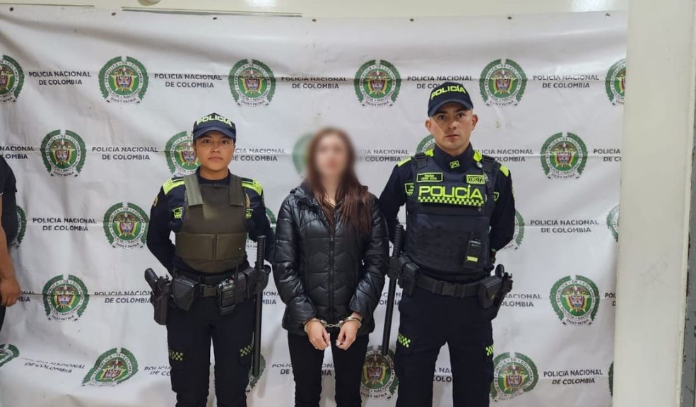 Capturan a mujer que habría participado en el crimen de su pareja Mientras A. M. Quitián, de 22 años, transitaba tranquilamente por las calles del sector de San Andresito de San José, la mujer fue requerida por agentes de la Policía en la zona, quienes estaban realizando actividades de registro y control de antecedentes a los transeúntes que salían de un centro comercial de este punto. Al parecer, la mujer no contaba con que en su contra pesaba una orden de captura por el crimen de David, quien recibió 60 heridas de arma blanca dentro de una vivienda del barrio San Isidro (San Cristóbal).