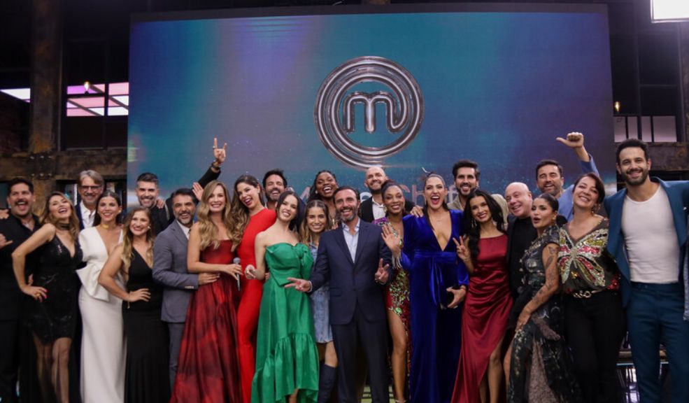 Filtran los nombres de los finalistas de MasterChef Celebrity 2024 MasterChef Celebrity ha logrado captar la atención de los colombianos cada noche con los desafíos y preparaciones que los famosos deben afrontar en la cocina. Este año no ha sido la excepción, y a medida que el reality se acerca a su recta final, la emoción crece por conocer quiénes serán los cuatro finalistas que competirán por el gran premio de 200 millones de pesos.