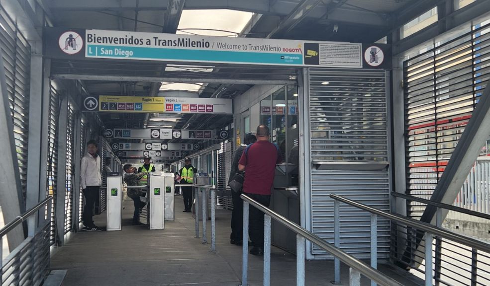 A vigilante que mató un hombre en estación de TM le impusieron medida privativa de la libertad En medio de la discusión, y de acuerdo con la evidencia técnica recopilada, el vigilante habría desenfundado un arma cortopunzante y agredido al ciudadano. A pesar de que la víctima fue trasladada a un centro asistencial, falleció debido a la gravedad de las heridas.