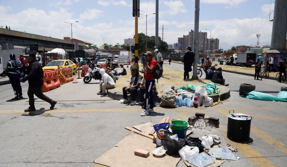 ¿Cuáles son los impactos del paro camionero en Bogotá? El paro camionero que se desarrolla en Bogotá desde hace varios días empieza a generar graves repercusiones en la capital. Según informó el alcalde de Bogotá, Carlos Fernando Galán, las pérdidas diarias en sectores como el hotelero y gastronómico ya superan los 30 mil millones de pesos. Además, la ciudad enfrenta problemas de abastecimiento de alimentos. “Estamos en constante monitoreo en las centrales de abastos. Hemos visto una reducción del ingreso de alimentos a Corabastos cercana al 40% y señales de un aumento de precios que puede prolongarse en el tiempo”, advirtió Galán.