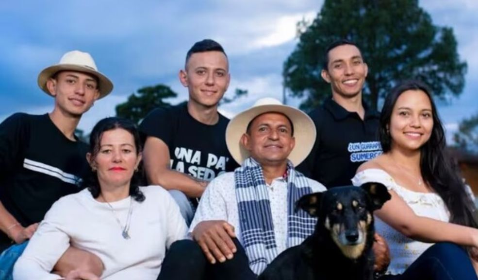 'Los Patojos' celebran cumpleaños de su papá con fuerte mensaje A través de sus redes sociales, Los Patojos han documentado cada etapa del proceso de duelo, desde la salida del cuerpo de Yenni Ariza de su hogar hasta el funeral y la despedida con familiares y seres queridos.