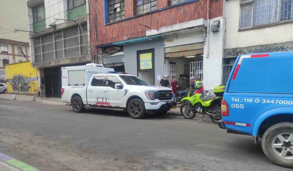 Encuentran cuerpo de mujer en un pagadiario: su pareja es el principal sospechoso La mañana de este jueves, las autoridades realizaron el macabro hallazgo del cuerpo sin vida de una mujer en el interior de una habitación de un pagadiario, ubicado en el barrio La Alameda, en la localidad de Santa Fe, Bogotá. El hecho se produjo a la altura de la carrera 12 con calle 20, lo que generó conmoción entre los residentes de la zona.