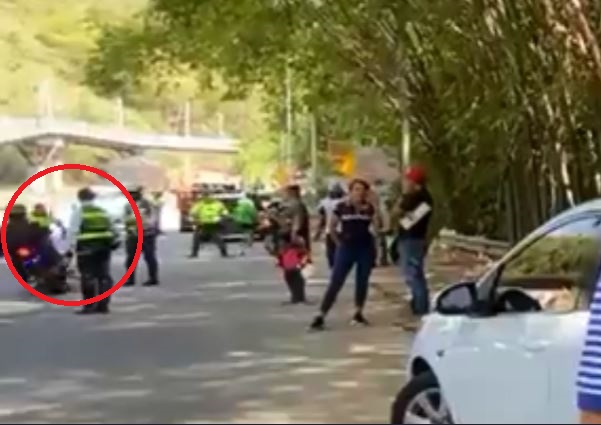 VIDEO: Por tratar de evadir un retén, motociclista arrolló a un policía La señal de Pare que alzó Fredy Vesga, policía de Tránsito y Transporte de Bucaramanga, provocó el intento desesperado por huir de un motociclista que tenía la licencia de conducción vencida. No le importó arrollar al servidor público.