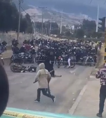 Se presentan enfrentamientos entre camioneros y motociclistas en Ciudad Bolívar Hace pocos minutos, se reportó un fuerte enfrentamiento, al parecer, entre motociclistas y camioneros en el sector de Acapulco Sur, en la localidad de Ciudad Bolívar, al sur de Bogotá. Según información preliminar proporcionada por ciudadanos en la zona, la situación está generando tensión y alarma entre los habitantes del área.