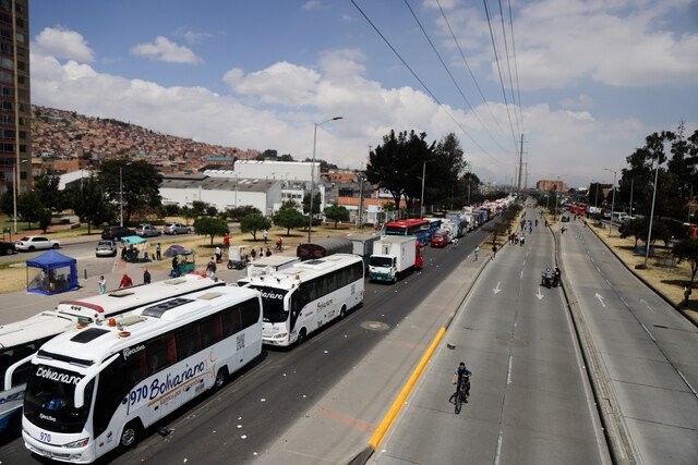 Aún no hay consenso en las mesas de diálogo entre el Gobierno y transportadores “Algunos han mencionado que así como se hizo el incremento con la gasolina sea un incremento mensual, otros han dado otras cifras y el Gobierno Nacional buscando también un punto de consenso les han solicita que ellos les pongan al Gobierno Nacional a que se refieren con esa propuesta de gradualidad y de que estaríamos hablando en la gradualidad”, añadió.