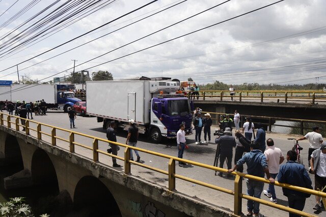 Gobierno está a la espera de una propuesta de los camioneros La Ministra de Transporte, María Constanza García, publicó un video a través de la red social X en donde aseguró que después de que el Gobierno analizó y discutió diferentes puntos durante la mesas de diálogo, las dos propuestas que emitió no fueron aceptadas, así que aún están abiertos al diálogo con una propuestas que presenten los camioneros.