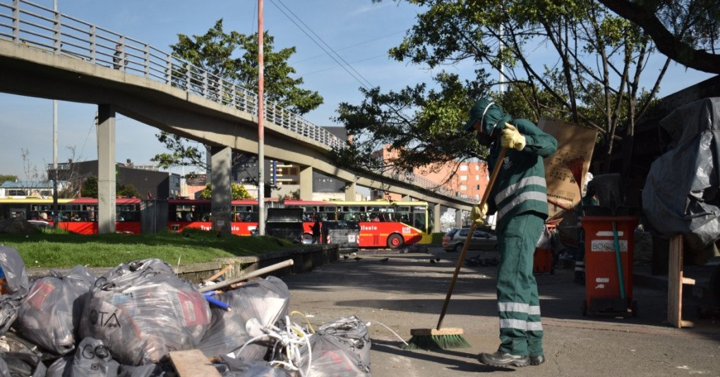 Hay problemas en la recolección de basura por paro camionero Las zonas más afectadas por estos retrasos se encuentran en el occidente de la ciudad, específicamente en las localidades de Kennedy, Fontibón, Engativá, Barrios Unidos y Suba, donde operan las empresas Ciudad Limpia, Bogotá Limpia y Área Limpia. También se presentan problemas con la recolección de la bolsa de barrido por parte de Promoambiental, ya que se ha dado prioridad a la recolección de residuos ordinarios.