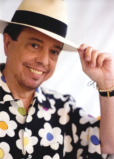 Adiós a Sergio Mendes, uno de los más importantes exponentes del Bossa Nova Mendes fue ficha clave en la expansión global de la música brasileña del Bossa Nova, con producciones que se convirtieron en verdaderos clásicos de todos los tiempos como el álbum de 1966 'Herb Alpert Presents Sergio Mendes & Brasil ’66', que ha sido uno de los trabajos discográficos de Brasil más vendidos de todos los tiempos, donde se encuentra la canción 'Más que nada', que 40 años más tarde volvería a grabar junto a Black Eyed Peas.