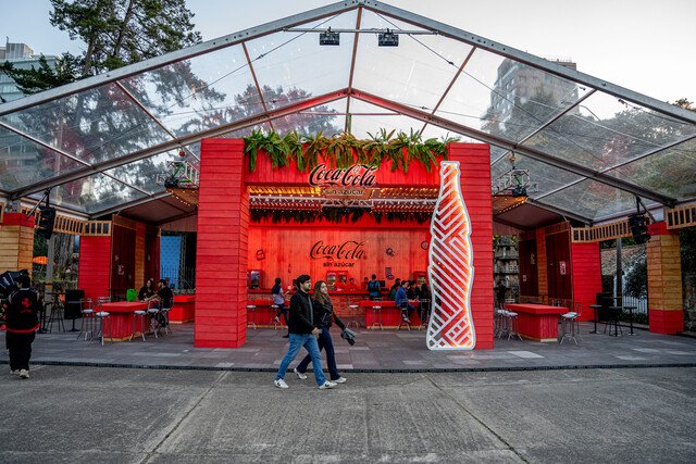 El Festival gastronómico más grande del país abre sus puertas Este evento reúne a los mejores chefs y restauranteros de Bogotá, quienes seleccionan dos de sus platos insignia o, en algunos casos, los crean especialmente para el festival, posicionándolo como el pasaporte perfecto para un recorrido por la gastronomía que hace vibrar las calles capitalinas. Desde la comida colombiana moderna hasta la clásica americana o peruana, es un viaje que destaca la magia de lo que se está cocinando en Bogotá. La curaduría de B.eats, liderada por Alejandro Escallón, ha sido clave para identificar esas propuestas que están a otro nivel.