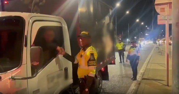 Incautan 200 cartuchos de escopeta en la Autopista Sur El operativo, que fue adelantado por la Policía de Tránsito y Transporte de Bogotá, se realizó a la altura de la Terminal del Sur, en uno de los puntos de verificación de las autoridades.