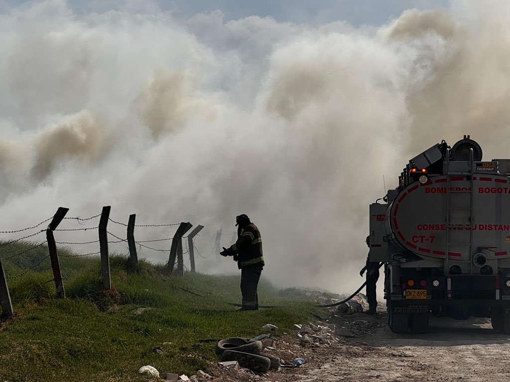 Se registran 7 incendios forestales en Bogotá - Quema forestal en la Avenida Boyacá con Calle 68 Sur, sector de Doña Juana, con ayuda de dos máquinas extintoras y un carrotanque han controlado el 65% del incendio.