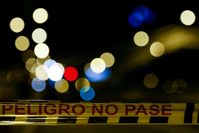 Policía relató cómo logró sobrevivir a atentado en Kennedy La noche de este martes se registraron dos explosiones en la localidad de Kennedy, Bogotá, dejando varios heridos, entre ellos civiles y uniformados. Según versiones preliminares, el atentado estaba dirigido a los policías que se encontraban en la zona. Uno de los uniformados heridos relató cómo logró sobrevivir al ataque y alertar a su compañero y a la comunidad cercana.