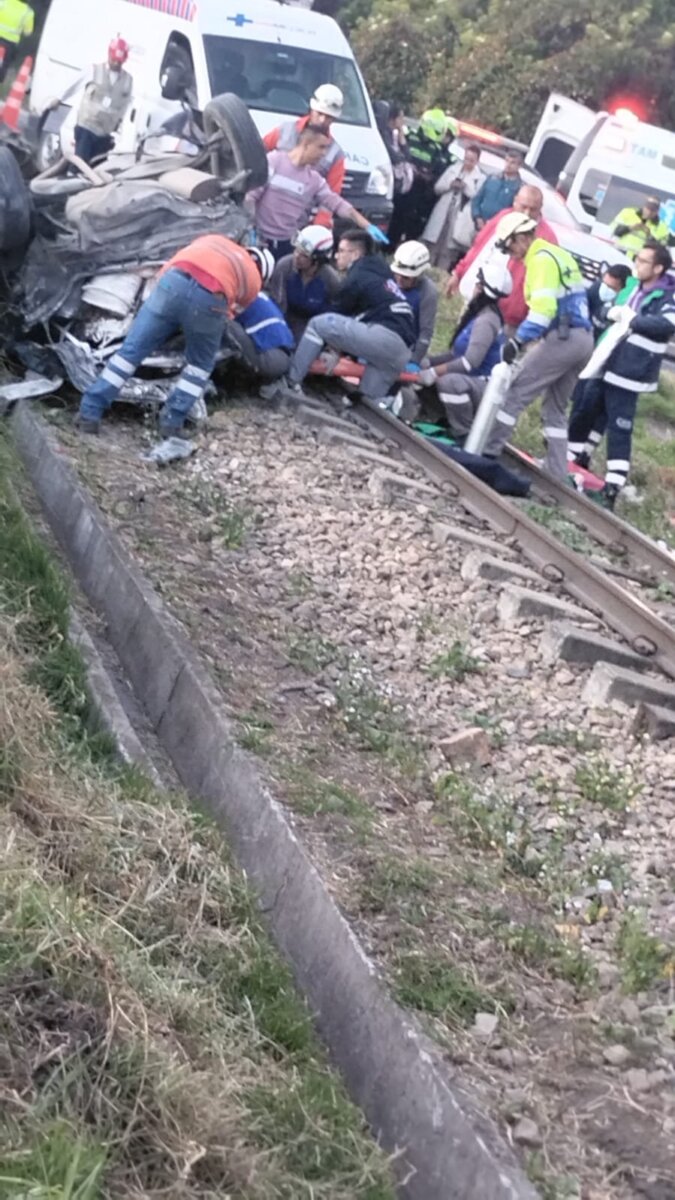 ¡Atención! Un carro fue arrollado por el Tren de la Sabana La tarde de este jueves se registró un grave accidente en la calle 245, en sentido Chía-Bogotá, cuando un vehículo fue arrollado por el Tren de la Sabana. De acuerdo con información preliminar, tres personas viajaban al interior del carro.