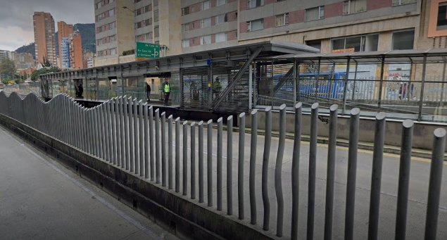 A vigilante que mató un hombre en estación de TM le impusieron medida privativa de la libertad En medio de la discusión, y de acuerdo con la evidencia técnica recopilada, el vigilante habría desenfundado un arma cortopunzante y agredido al ciudadano. A pesar de que la víctima fue trasladada a un centro asistencial, falleció debido a la gravedad de las heridas.