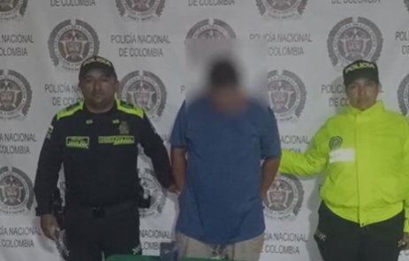 24 personas fueron capturadas el fin de semana de Amor y Amistad en Cundinamarca La Policía logró 24 capturas y 3 aprehensiones por diversos delitos, 17 de ellas en flagrancia y 7 por orden judicial. Además, se incautaron 2 armas de fuego, se recuperaron 2 motocicletas y se decomisaron más de 1.200 dosis de estupefacientes.