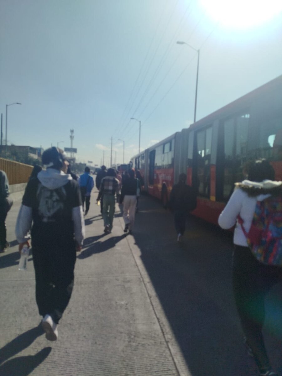 ÚLTIMA HORA: Una persona murió en grave accidente con bus de TransMilenio en la Autopista Sur Hace pocos minutos se registró un grave accidente de tránsito que cobró la vida de una persona en el sector de León XIII (Soacha). En el siniestro se encuentra involucrado un bus articulado de TransMilenio.