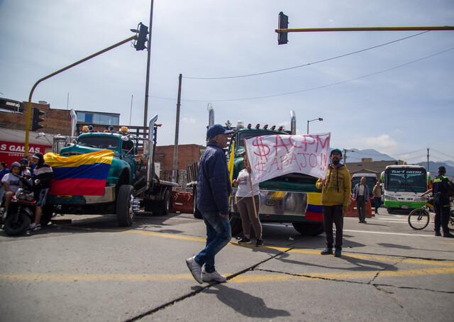 ¿Cómo afecta el paro camionero en Bogotá? Juan Esteban Orrego, director del Gremio de Comerciantes, advirtió que "la movilidad restringida desde el lunes en la tarde está obligando a miles de bogotanos a dedicar hasta dos horas adicionales para llegar a sus lugares de trabajo y regresar a casa, lo que afecta significativamente la productividad en múltiples sectores".