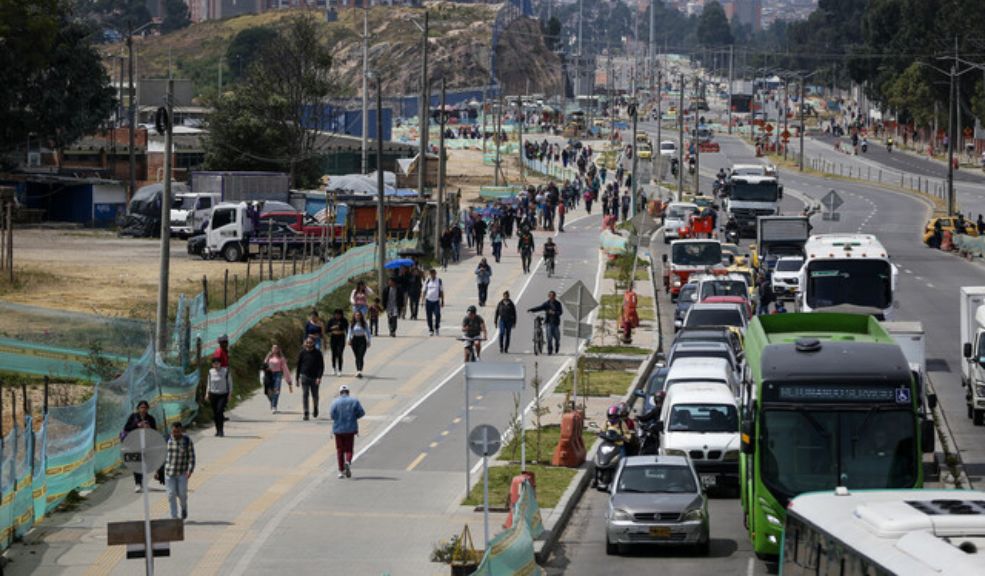 ¿Cómo afecta el paro camionero en Bogotá? Juan Esteban Orrego, director del Gremio de Comerciantes, advirtió que "la movilidad restringida desde el lunes en la tarde está obligando a miles de bogotanos a dedicar hasta dos horas adicionales para llegar a sus lugares de trabajo y regresar a casa, lo que afecta significativamente la productividad en múltiples sectores".