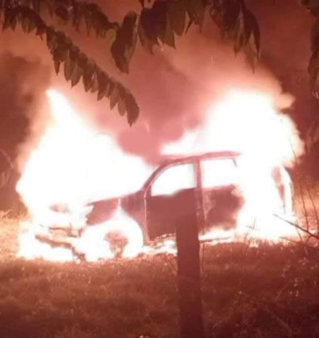 4 personas fueron halladas sin vida dentro de una camioneta incinerada Se presume que las víctimas fueron asesinadas y luego quemaron dentro del vehículo, una camioneta Duster con placas de Bogotá.